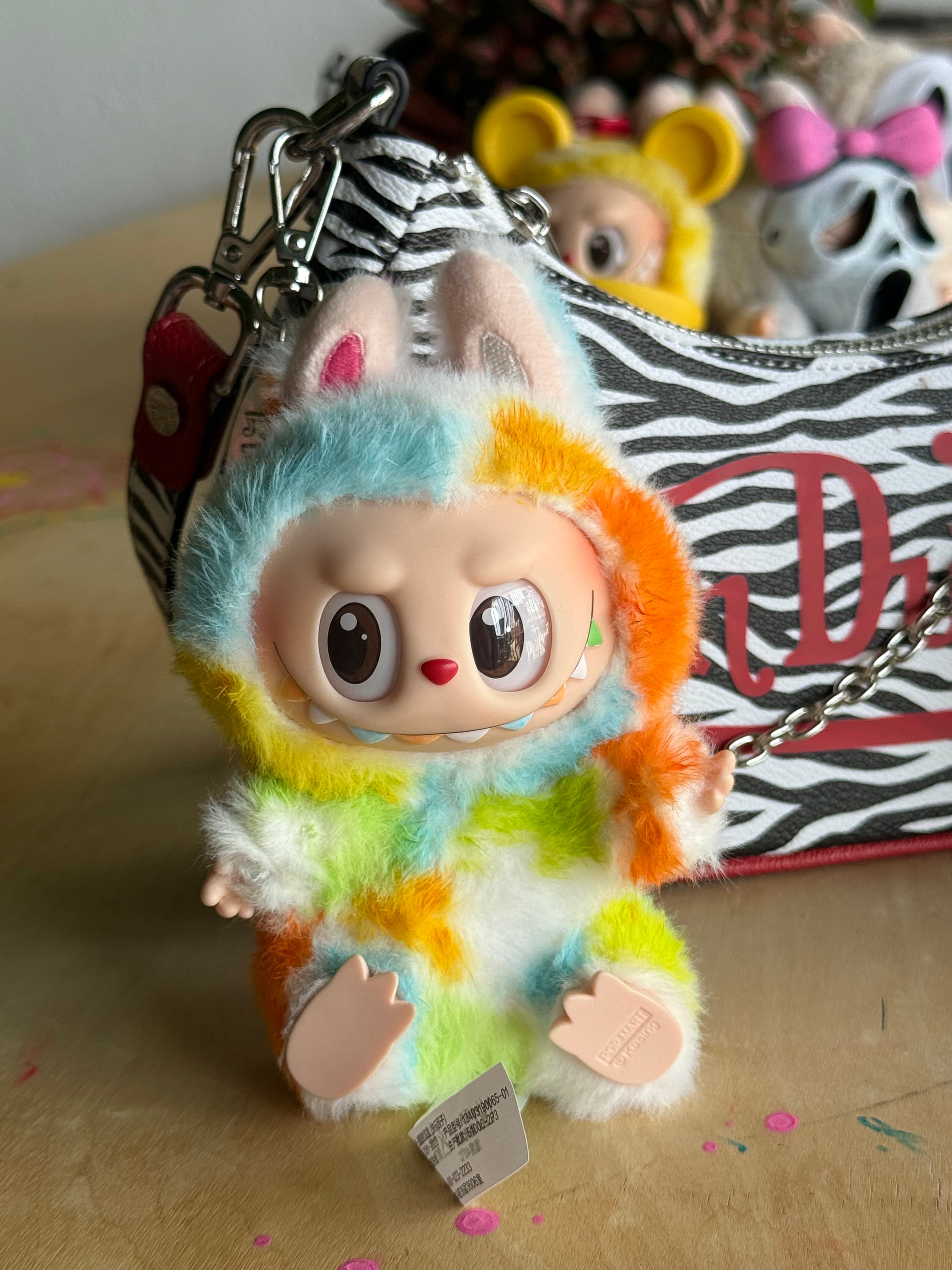 Lamoouniverse sitting