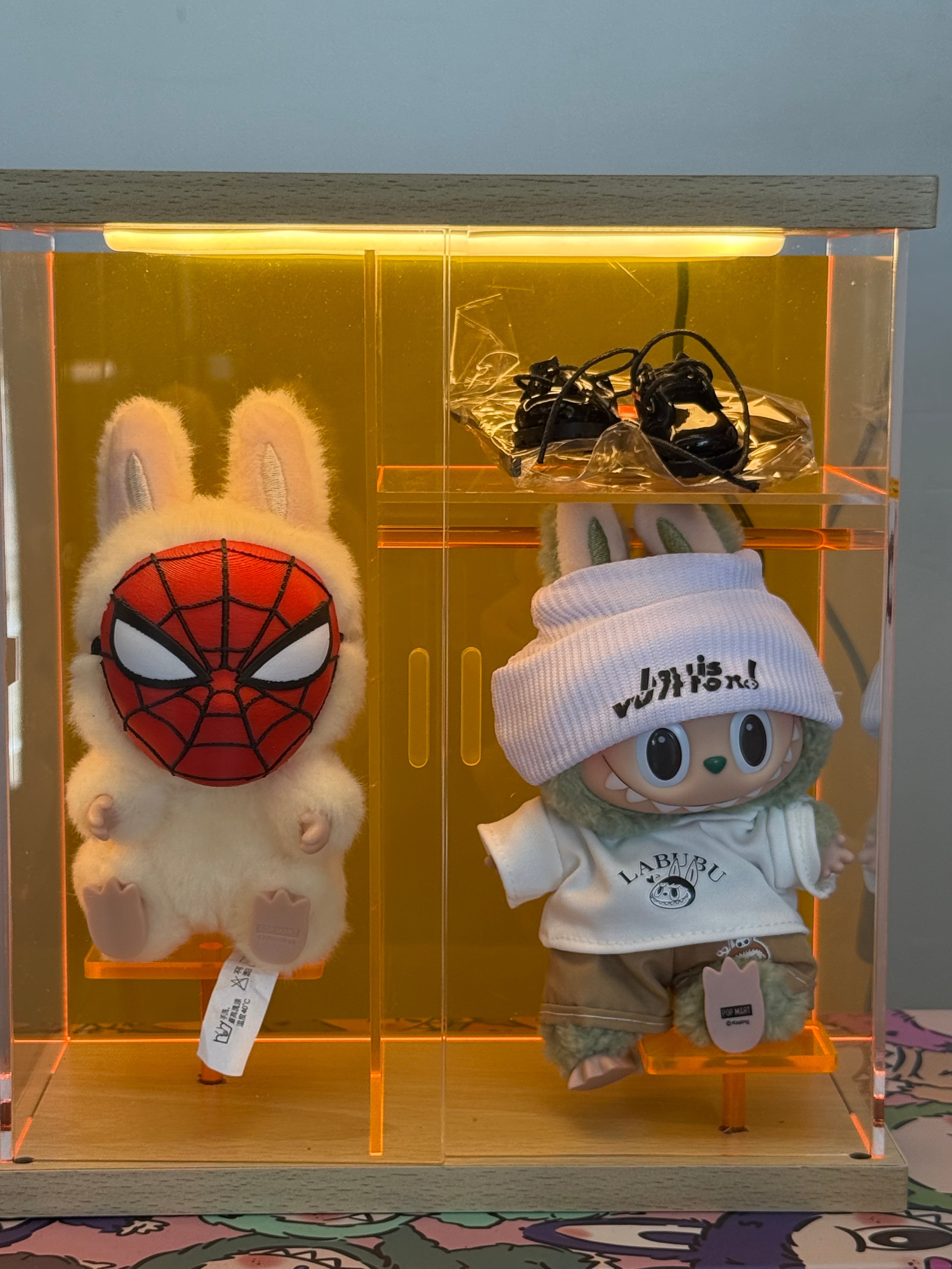 Display cases 2 different styles Style 1